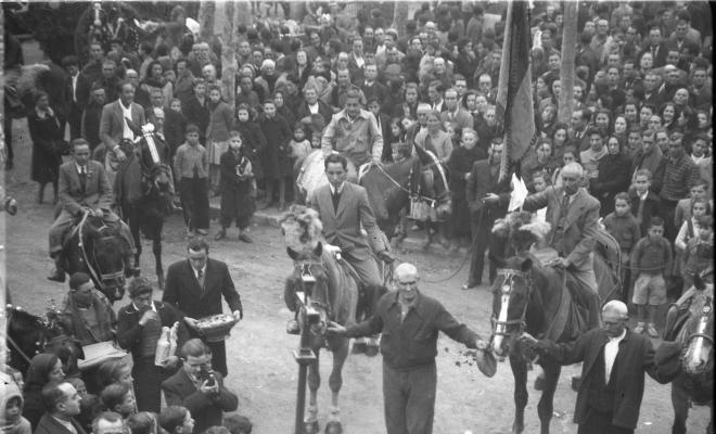 Festa de Sant Antoni Abat. Benedicció del mossèn a l'arribada dels pendonistes, a la plaça d'Octavià.