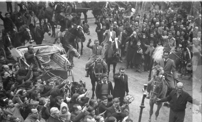 Festa de Sant Antoni Abat. Benedicció del mossèn a l'arribada dels pendonistes, a la plaça d'Octavià.