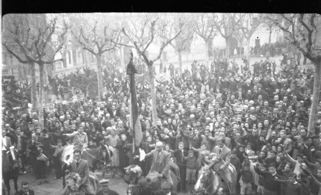 Festa de Sant Antoni Abat. El banderer Claudi Farrés Maria, de cal Perolet i els cordonites Tomàs i Miquel Farrés Pla a la plaça d'Octavià.