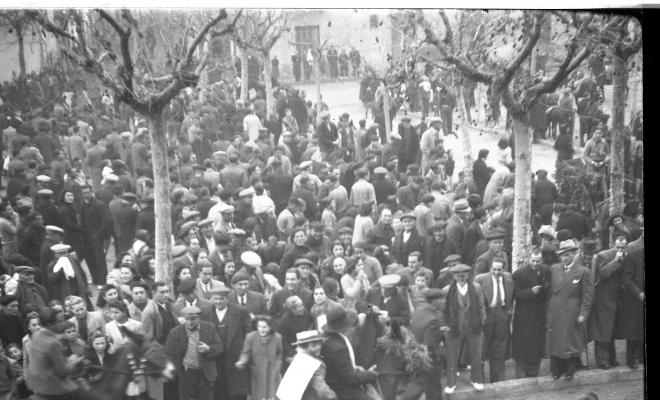 Festa de Sant Antoni Abat. Arribada dels participants a cavall a la plaça d'Octavià.