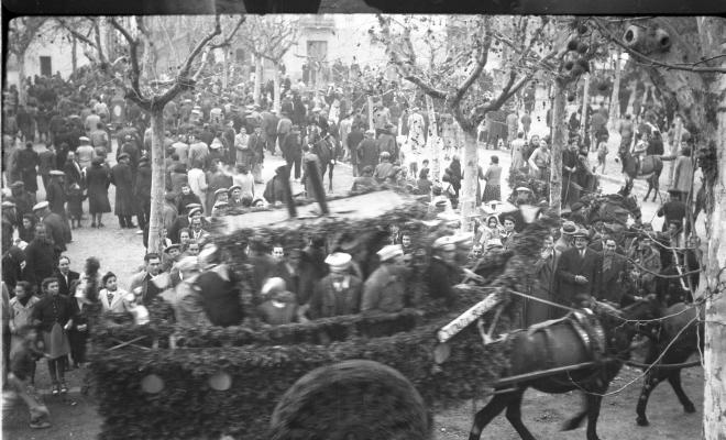 Festa de Sant Antoni Abat. Carruatge enramat amb forma de vaixell, amb el rètol: Ciutat de Regalèssia, amb els membres de la Penya Regalèssia vestits de mariners durant la passada.