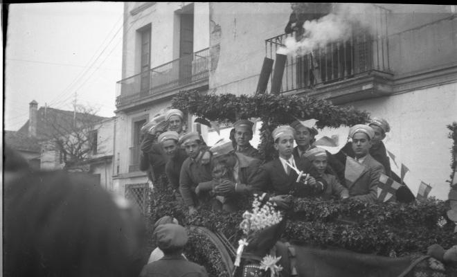 Festa de Sant Antoni Abat. Els membres de la Penya Regalèssia, vestits e mariners, saluden des del seu carruatge.