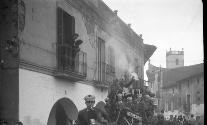Festa de Sant Antoni Abat. Passada dels carruatges pel carrer Major.