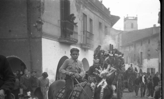 Festa de Sant Antoni Abat. Passada dels carruatges pel carrer Major.