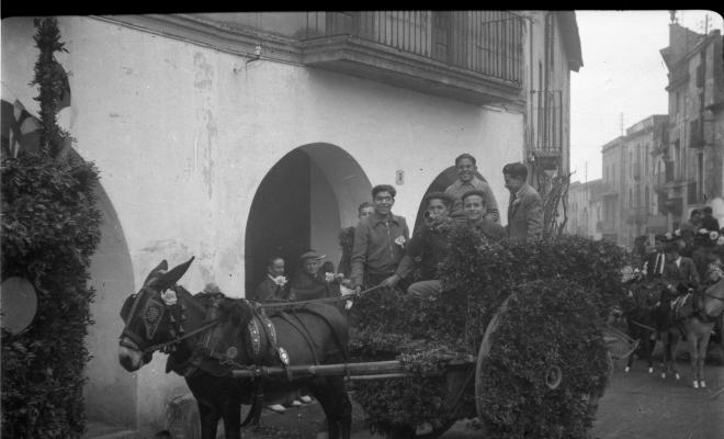 Festa de Sant Antoni Abat. Passada dels carruatges pel carrer Major.