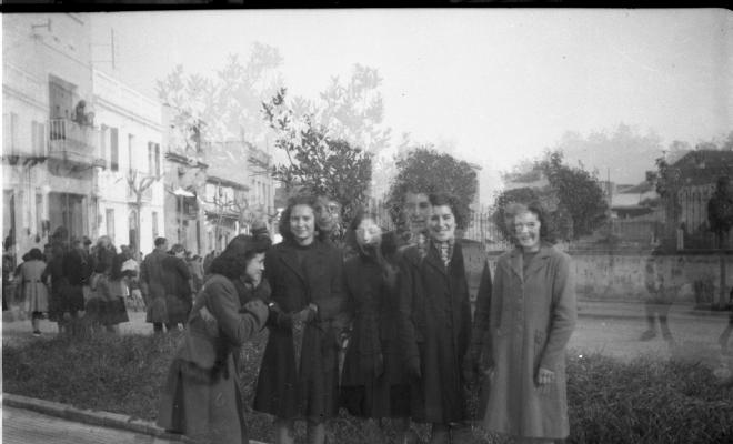 Festa de Sant Antoni Abat. Retrat de grup a la plaça de Lluís Millet.