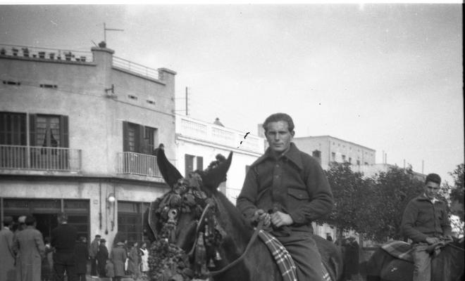 Festa de Sant Antoni Abat. Retrat d'un jove muntant a cavall a la plaça de Lluís Millet.