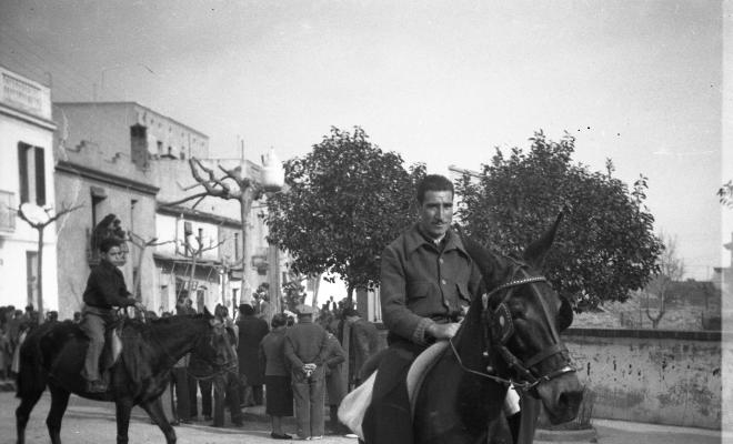 Festa de Sant Antoni Abat. Retrat d'un jove muntant a cavall a la plaça de Lluís Millet.