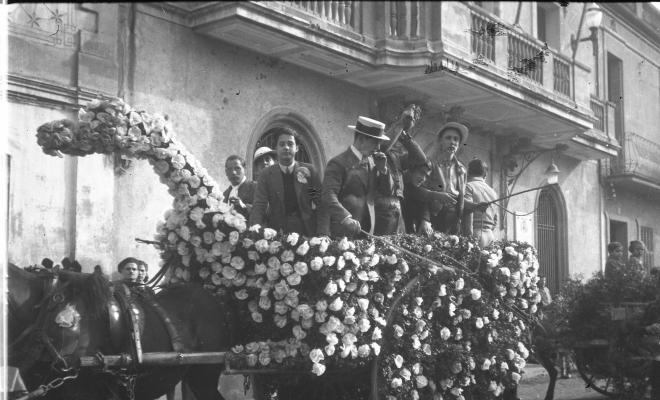 Festa de Sant Antoni Abat. Carro guarnit amb flors al seu pas per la plaça de Barcelona