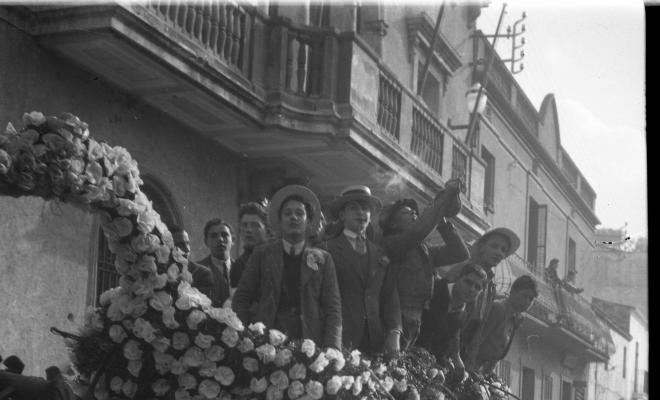 Festa de Sant Antoni Abat. Carro guarnit amb flors al seu pas per la plaça de Barcelona