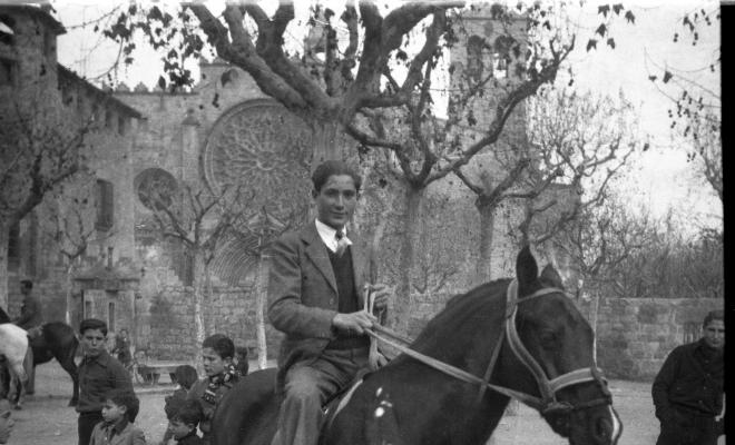 Festa de Sant Antoni Abat. Retrat d'un jove muntant a cavall a la plaça d'Octavià.