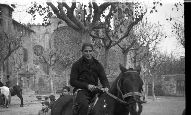 Festa de Sant Antoni Abat. Retrat d'un jove muntant a cavall a la plaça d'Octavià.