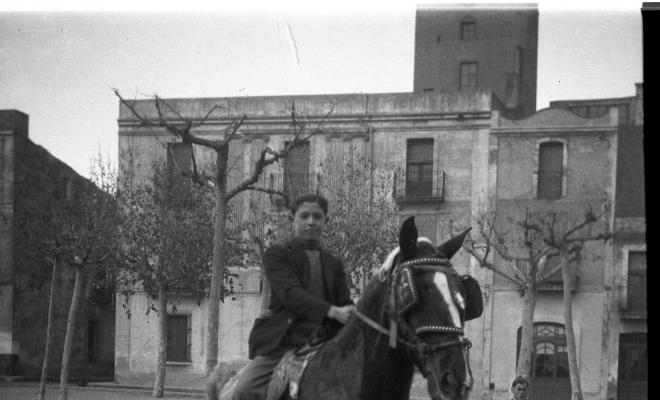 Festa de Sant Antoni Abat. Retrat d'un jove muntant a cavall a la plaça d'Octavià.