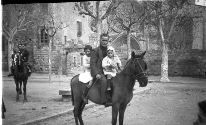 Festa de Sant Antoni Abat. Retrat d'un home  i dos infants muntant a cavall a la plaça d'Octavià.
