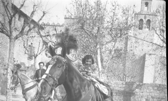 Festa de Sant Antoni Abat. Retrat d'una nena sobre un cavall a la plaça d'Octavià.
