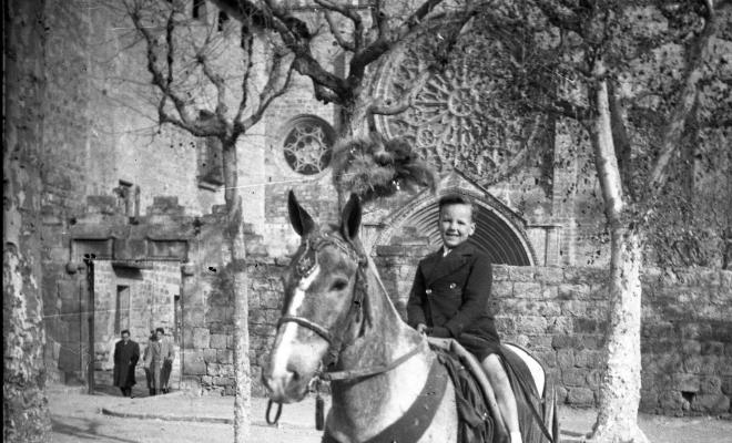 Festa de Sant Antoni Abat. Retrat d'un infant muntant a cavall a la plaça d'Octavià.