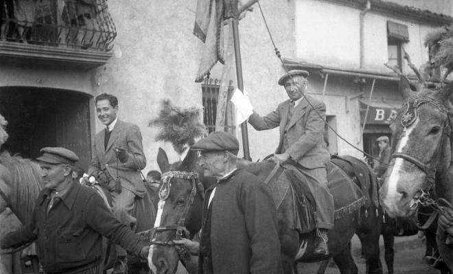 Festa de Sant Antoni Abat. Els banderer Claudi Farrés Maria, de cal Perolet, i els cordonistesTomàs Farrés Pla i Miquel Farrés Pla, al carrer de Valldoreix abans d'arribar a la plaça de l'estació.