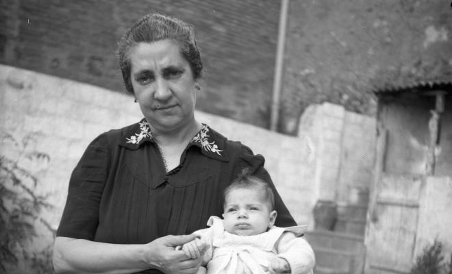 Retrat d'una dona amb un nadó en braços.