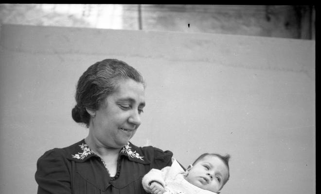 Retrat d'una dona amb un nadó en braços.