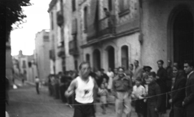 Cursa popular de la Festa Major, un corredor al seu pas per la plaça de Barcelona.