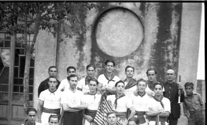 Festa major. Retrat de grup dels bastoners davant de la Unió.