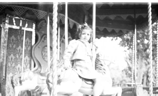 Retrat d'Elisabet Cabanas als cavallets.