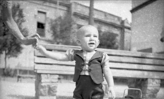 Retrat d'un infant no identificat, a la plaça dels Quatre Cantons.