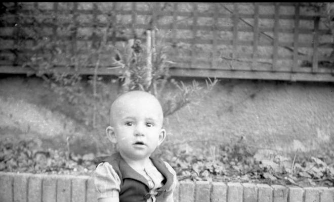 Retrat d'un infant no identificat, a la plaça dels Quatre Cantons.