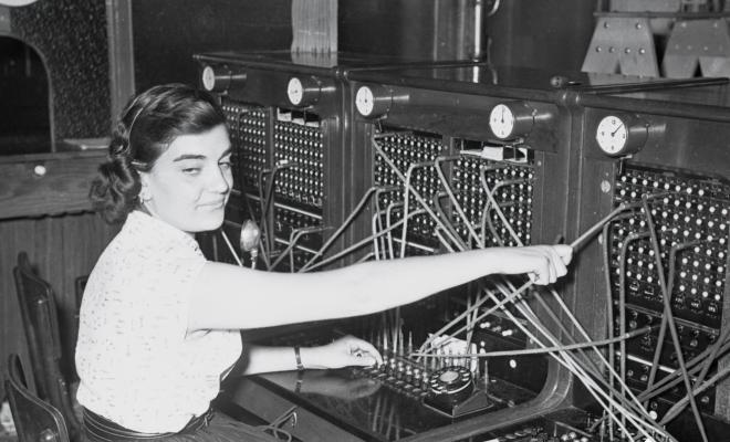 Operadora a la centraleta del servei telefònic de Sant Cugat del Vallès.