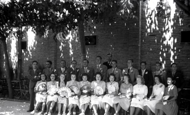 Festa Major. Retrat de grup de les parelles del Paga-li Joan, amb el mestre Manel Farrés, a la Unió.