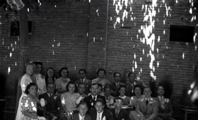 Festa Major. Retrat de grup de les parelles del Paga-li Joan, amb el mestre Manel Farrés, a la Unió.