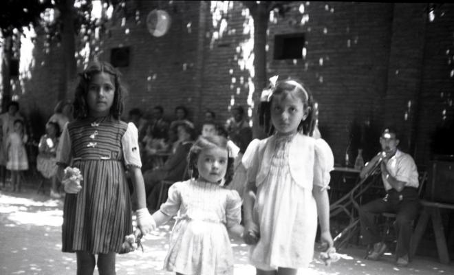 Festa Major.Retrat d'infants al pati de la Unió.