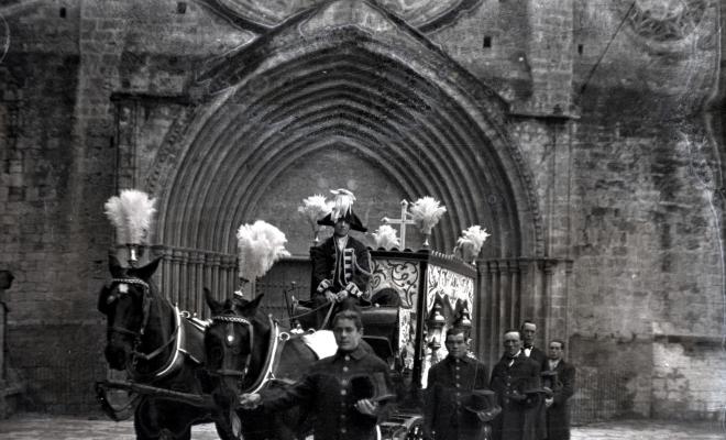 Carrossa fúnebre a la llotgeta del Monestir.