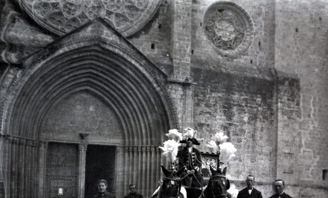 Carrossa fúnebre a la llotgeta del Monestir.