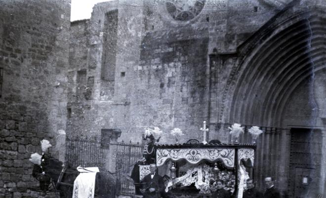 Carrossa fúnebre a la llotgeta del Monestir.