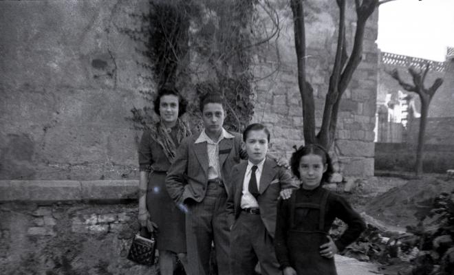 Joves retratats davant el palau abacial i el claustró.