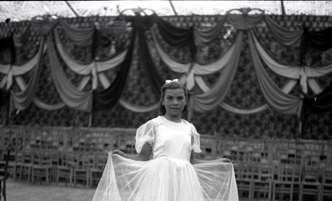 Festa Major. Ball a l'envelat, retrat d'una nena, probablement membre de la secció infantil de l'Esbart Dansaire dirigit per Manuel Farrés.