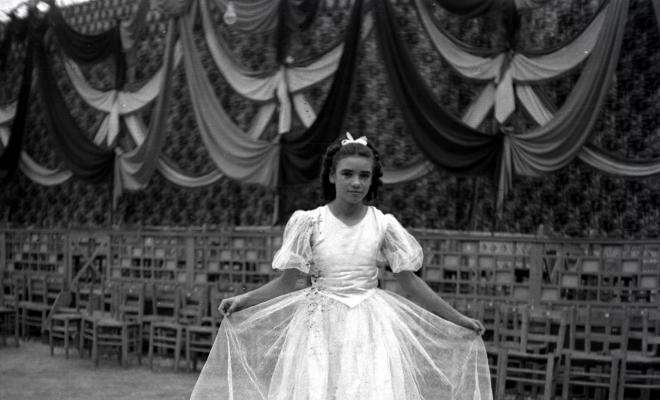 Festa Major. Ball a l'envelat, retrat d'una nena, probablement membre de la secció infantil de l'Esbart Dansaire dirigit per Manuel Farrés.