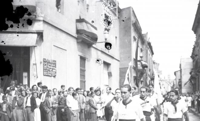 Fira de setembre. Desfilada i actes politicomilitars als Quatre Cantons, festa del Frente de Juventudes, en presència del governador civil.