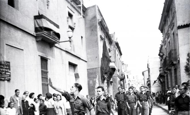 Fira de setembre. Desfilada i actes politicomilitars als Quatre Cantons, festa del Frente de Juventudes, en presència del governador civil.