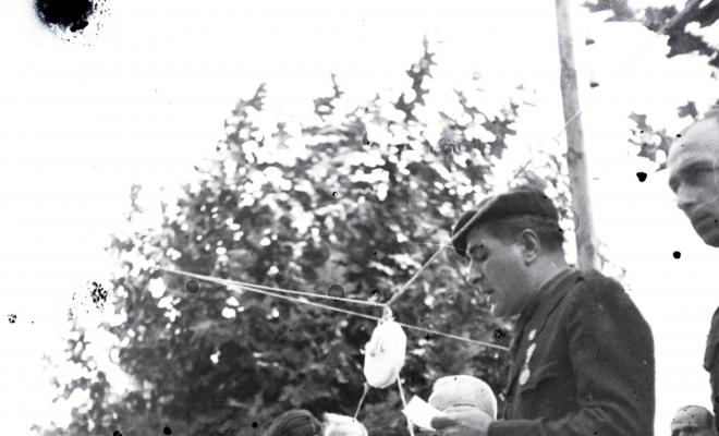 Fira de setembre. Desfilada i actes politicomilitars als Quatre Cantons, festa del Frente de Juventudes, en presència del governador civil.