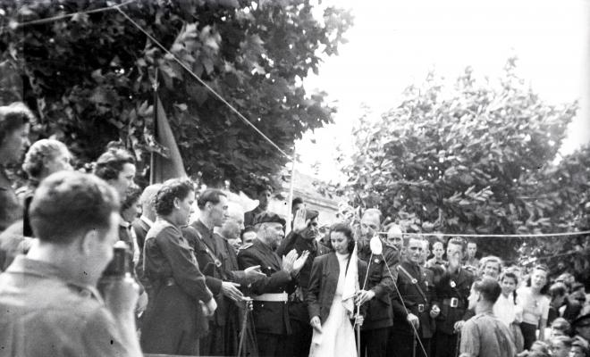 Fira de setembre. Desfilada i actes politicomilitars, a l'actual Parc de l'Hort de l'Abat-Jardins del Paga-li Joan.