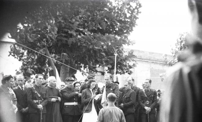 Fira de setembre. Desfilada i actes politicomilitars, a l'actual Parc de l'Hort de l'Abat-Jardins del Paga-li Joan.