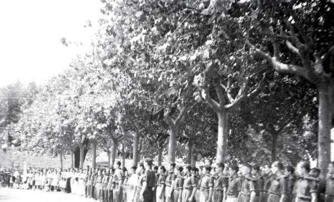 Fira de setembre. Desfilada i actes politicomilitars, a l'actual Parc de l'Hort de l'Abat-Jardins del Paga-li Joan.
