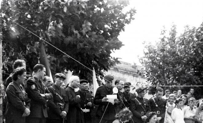 Fira de setembre. Desfilada i actes politicomilitars, a l'actual Parc de l'Hort de l'Abat-Jardins del Paga-li Joan.