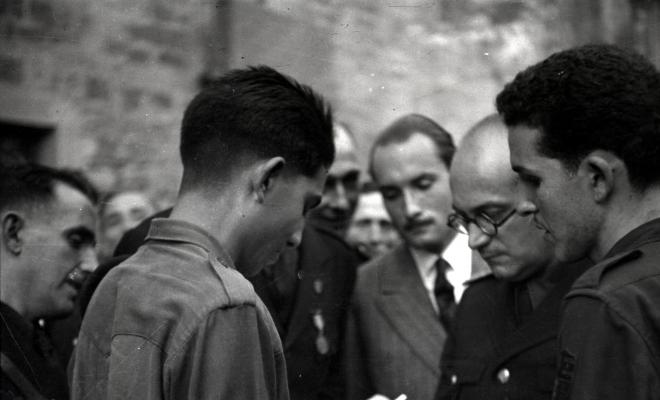 Desfilada i actes politico militars. La Centuria Luis Paraíso del Frente de Juventudes al recinte del Monestir.