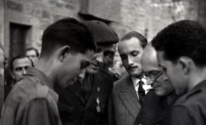 Desfilada i actes politico militars. La Centuria Luis Paraíso del Frente de Juventudes al recinte del Monestir.
