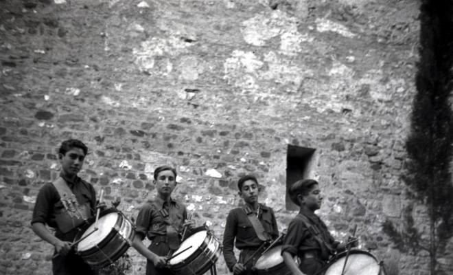 Desfilada i actes politico militars. La Centuria Luis Paraíso del Frente de Juventudes al recinte del Monestir.
