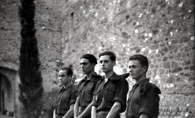 Desfilada i actes politico militars. La Centuria Luis Paraíso del Frente de Juventudes al recinte del Monestir.
