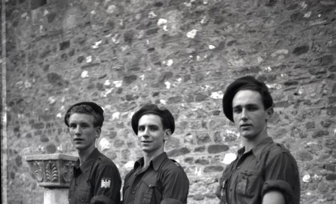 Desfilada i actes politico militars. La Centuria Luis Paraíso del Frente de Juventudes al recinte del Monestir.